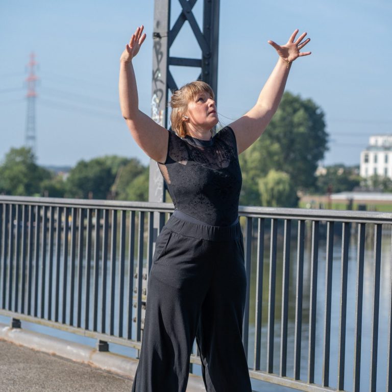 Tanz- und Bewegungstherapie Claudia Neeten tanzt auf Brücke