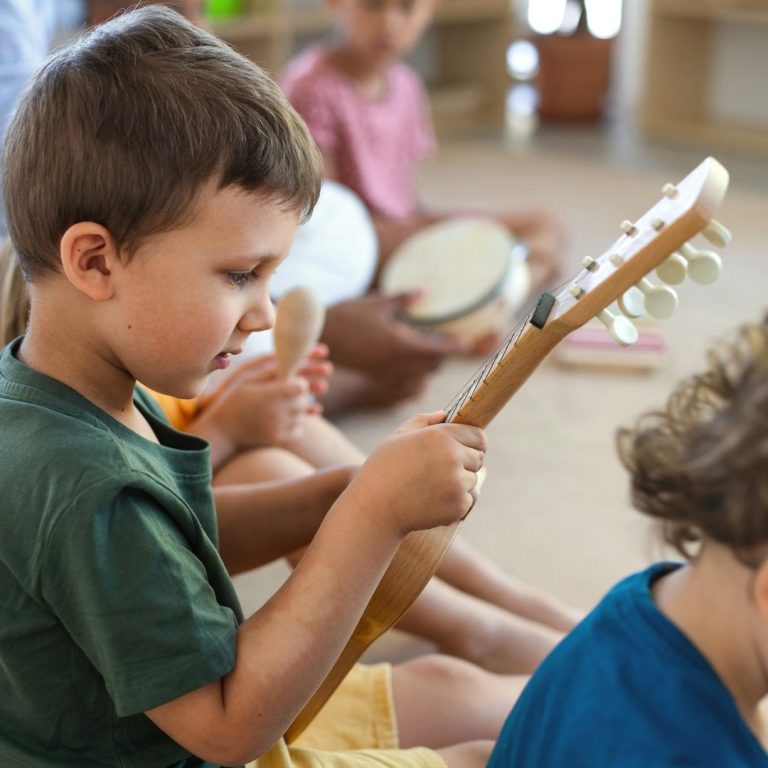Aktive Methoden Kinder spielen mit Instrumenten