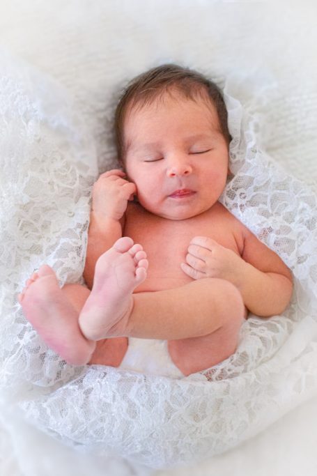 Baby liegt auf Decke