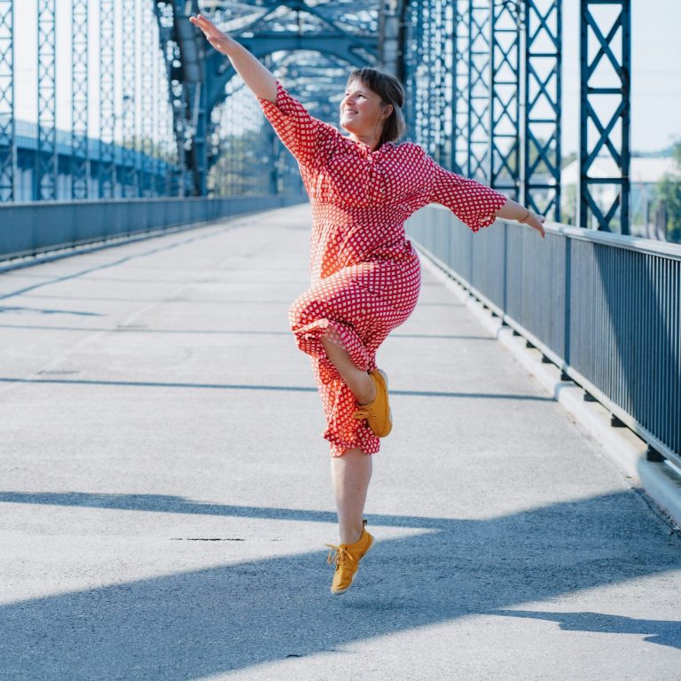 Tanzpädagogik Claudia Neeten tanzt auf einer Stahlbrücke